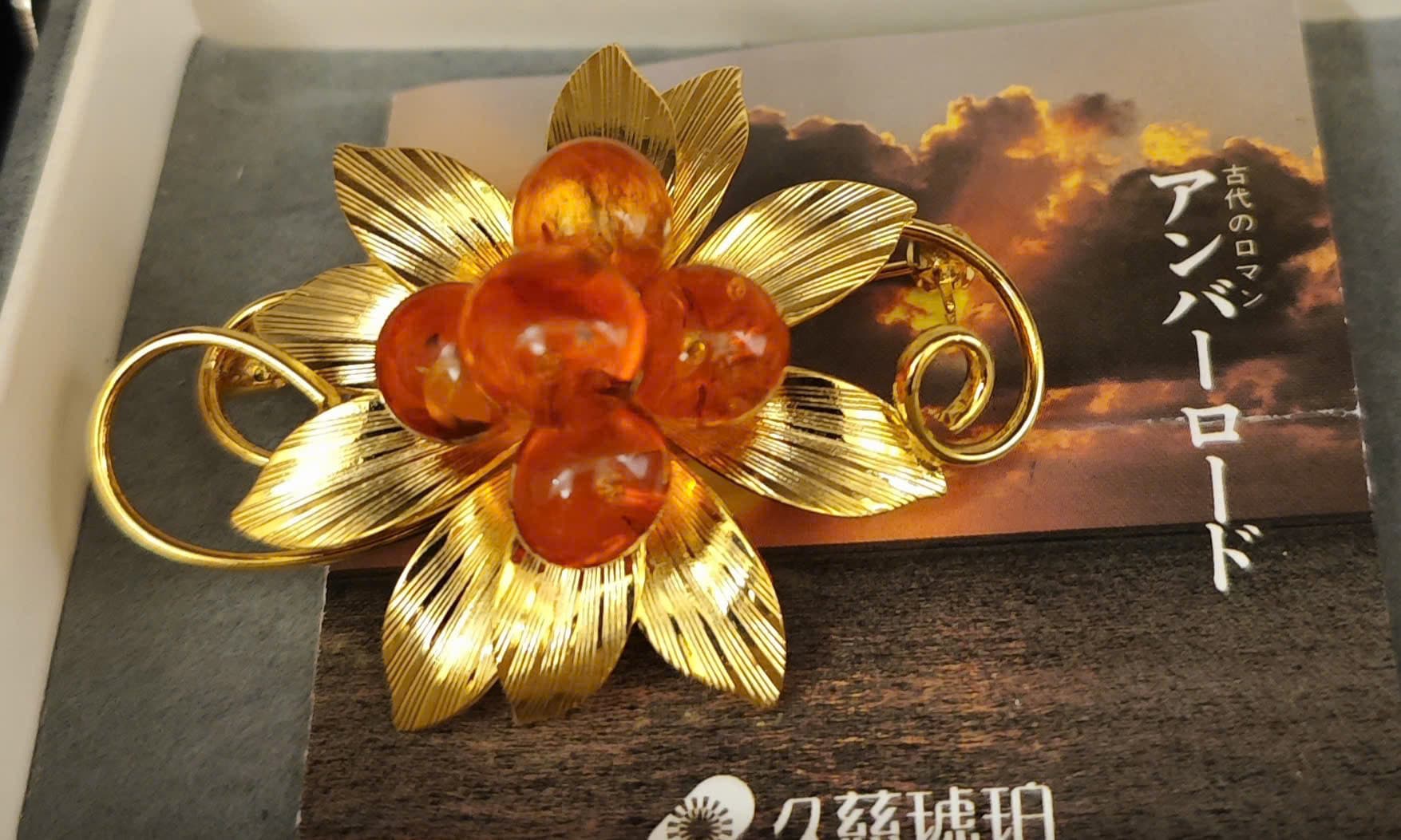 Trâm cài áo Hổ phách Kuji (Nhật Bản) 11.6 gram.